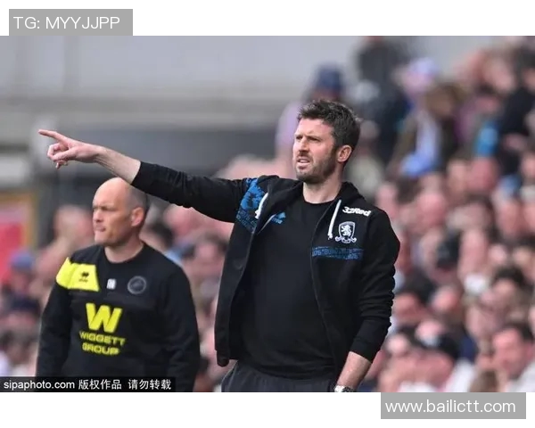 共同热爱的足球明星汇聚与球迷心灵相通的传奇故事与精彩瞬间